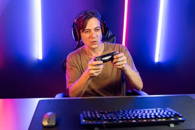 Kontrol kumandalı akıllı oyun flamasının keyfini çıkarın, modern teknoloji siber neon ışık odasında yetenekli oyuncularla çevrimiçi canlı sosyal medya grubu oyunu oynayın. Bireysel.