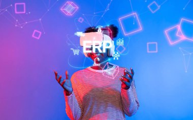 Genç bir kadın sanal bir ERP arayüzüne bağlanıyor, canlı dijital ikonlar aracılığıyla girişim kaynak planlaması kavramlarını sergiliyor, teknolojideki yenilikleri ön plana çıkarıyor. XDMCP