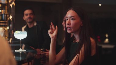 Arkadaşlar, Margarita kokteylinin tadını çıkarmayı beklerken lüks tezgah barında bir çiftle içki içerek heyecanlı bir gece kulübünde mutluluk anı buluşması yaratıyorlar. Vinosity.