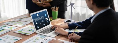 Bilgisayar ekranındaki siber güvenlik sistemi özel bilgileri hacker ve siber saldırılardan koruyor