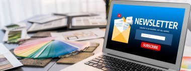 İç tasarımcı çalışma masası ve dizüstü bilgisayar ekranında renk seçimi için renkli kumaş kumaşlar ve ortam malzemesi içeren mimari yazılım. Modern iç tasarım ofisi. İçgörü