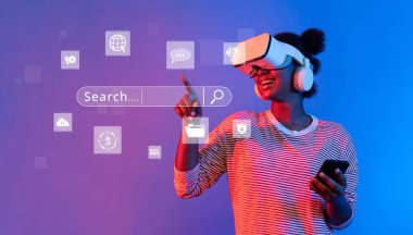 Neşeli bir kullanıcı sanal gerçeklikle çevrimiçi arama yaparken etkileşime girer, dijital ortamda teknolojinin, pazarlamanın ve kullanıcı katılımının kesişimini gösterir. XDMCP
