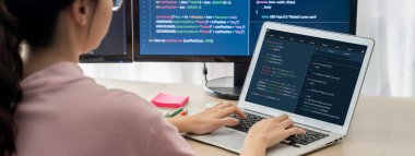Uygulama ve program kodlaması için bilgisayar ekranında yazılım geliştirme programlama