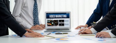 Bilgisayar ekranında video pazarlama konsepti. Sosyal Medya ve canlı İnternet Ağ Teknolojisi Konsepti üzerine Video Pazarlama Reklam Şirketi