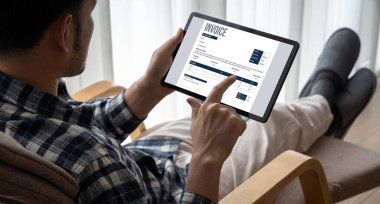 Muhasebe uygulamasından gelen fatura bilgisayar ekranında. Şirket işlerinin finans ve bütçesi için bilgisayar programı. Rahatça..