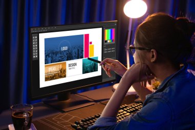 Web sayfasının modern tasarımı ve bilgisayar ekranında gösterilen ticari canlı reklamlar için grafiksel tasarımcı yazılımı