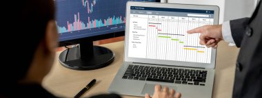 Ekip projesinin zaman çizelgesini gösteren bilgisayar ekranında canlı iş projesi yönetimi için proje planlama yazılımı