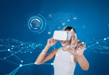 İş adamı, tahmin edilen büyük veri modellerinden gerçek zamanlı analizlere uzanan eğilimleri ve görüşleri ortaya çıkarmak için veri analizlerini derinlemesine inceleyerek, veri güdümlü kararların analitik endüstrileri nasıl ileri götürdüğünü öğrenir Faas