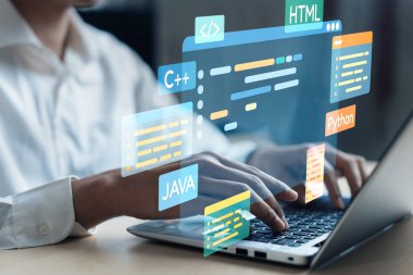 Yeni uygulama mobil telefon geliştirme için HTML, Python, Java ve C EIDE gibi çeşitli programlama dillerinin kodlama dijital örtüleri ile yazılım geliştirici veya programcı çalışması