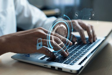 İş adamı, tahmin edilen büyük veri modellerinden gerçek zamanlı analizlere uzanan eğilimleri ve görüşleri ortaya çıkarmak için veri analizlerini derinlemesine inceleyerek, veri güdümlü kararların analitik endüstrileri nasıl ileri götürdüğünü öğrenir Faas