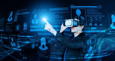 Güvenlik sistemine girerken takım elbise ve sanal gerçeklik gözlüğü takıyor. Global ağa bağlanan ve kimliğini doğrulayan bir iş adamı. Yapay zeka. Teknoloji yeniliği. Yaratıcılık.