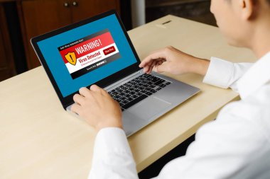 Bilgisayar ekranındaki virüs uyarısı mobil siber tehdit, hacker, bilgisayar virüsü ve kötü amaçlı yazılım tespit edildi