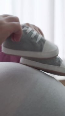 Hamile bir kadın çocuğuna bakarken kendini mutlu hissediyor. Hamile karnında bebek taşıyan hamile bir anne. Doğum öncesi bakım ve kadın hamileliği konsepti.