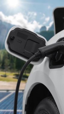 Yenilenebilir ve temiz enerji teknolojisi kavramı, güneş pili ile çalışan EV arabaları şarj ederek eko-dost sürdürülebilir enerji sistemi..