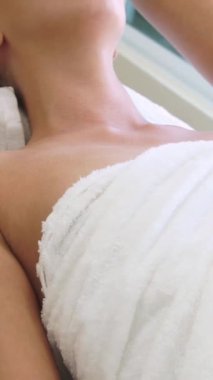 Profesyonel masaj terapisti tarafından masaj yaptıran rahat bir kadın. Sağlık, şifa ve rahatlama konsepti.