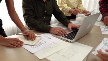 Modern ofiste doğruluk için mimari belge ya da plan ve ölçüm aracıyla birlikte dizüstü bilgisayarda mimari ayrıntılı planlama ve ölçüm projesine danışmanlık yapan mimar ve mühendis. - Yakın çekim. Tanımlama.