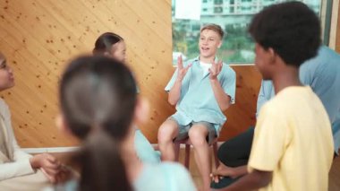 Grup terapisi sırasında çekici bir çocuk tecrübesini paylaşıyor. Etrafı çok kültürlü arkadaşlarla çevriliyken lise öğrencisi iyileşme sürecinden bahsediyor. Öğretim