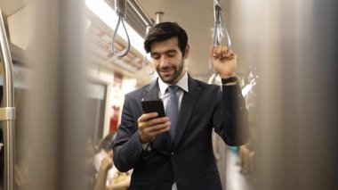Trende ya da metroda telefonla konuşan yetenekli bir iş adamı. Tren istasyonunda cep telefonuyla oynarken etrafı gezen profesyonel proje yöneticisi. Sevinçli..