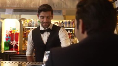 Akıllı barmen, lüks bir tezgahta arkadaşını beklerken limonlu cin kokteyli ikram ediyor. Barmen, canlı gece hayatı parti atmosferinde mükemmel hizmet veriyor. Vinosity.