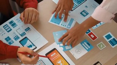 Mobil uygulama ya da web sitesi için kullanıcı arayüzü prototipi planlayan şirket çalışanlarının panorama videosu. UX UI tasarım beyin fırtınası kullanıcı dostu arayüz planı tasarlıyor. Sinerjik