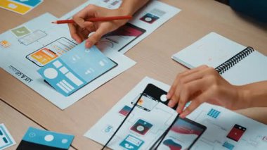 Mobil uygulama ya da web sitesi için kullanıcı arayüzü prototipi planlayan şirket çalışanlarının panorama videosu. UX UI tasarım beyin fırtınası kullanıcı dostu arayüz planı tasarlıyor. Sinerjik