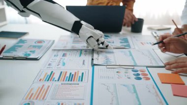 El yapımı analitikler iş danışmanlarına finansal stratejileri ve performans değerlendirmelerini rafine etmede yardımcı oluyor. Noogenesis Yapay Zeka