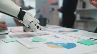 Yapay zekayla çalışan analitikler tahminleri geliştiriyor, iş stratejilerini arıtıyor ve kurumsal takımlar için finansal planlamayı optimize ediyor. Noogenesis Yapay Zeka