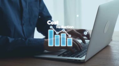 İşletme başarısı için veri analizi ve finansal planlama stratejilerini vurgulayan dijital maliyet azaltma grafikleriyle çevrili bir dizüstü bilgisayarla odaklanmış bir profesyonel iş birliği yapar. Dörtgen