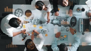 Profesyonel inşaat mühendisi ekibinin üst düzey görüşü ev modeline yapışkan notlar yazıp not tutarken iç mimar da finansal istatistik tablosunu tartışıyor. Hizalama.