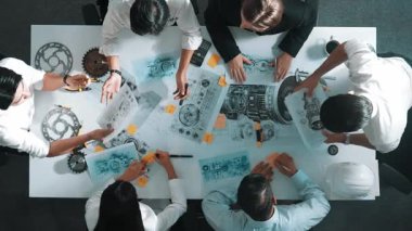 Mühendisin, toplantı masasındaki türbin motorunu ekipmanla gösteren üst düzey görüntüsü. Profesyonel proje yöneticisinin elektronik jeneratör sistemi hakkında konuştuğu ve tartıştığı hava görüntüsü. Hizalama.