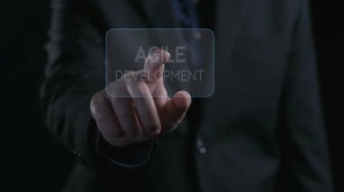 İş adamı görevleri ve yapılacak şeyleri kategorilere ayırır, gözden geçirme projesi yönetimini düzene sokar. Proje verimliliği ve başarısı için yönetilecek olan görev optimize ediliyor. Kullanıcı Kimliği