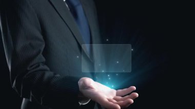 İş adamı, tahminsel büyük veri modellerinden gerçek zamanlı analizlere uzanan eğilimleri ve görüşleri ortaya çıkarmak için veri analizlerini derinlemesine inceleyerek, veri güdümlü kararların analitik endüstrileri UUID 'ye nasıl yönlendireceğini öğrenir