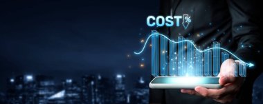 Akıllı telefon kullanarak maliyet azaltma ve finansal analizleri analiz eden bir işadamı, büyüme eğilimlerini ve dijital görseller yoluyla pazar anlayışlarını tasvir ediyor. XDMCP