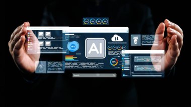 Bir kişi, yapay zeka kavramlarını vurgulayan fütüristik bir tasarım yoluyla veri ve analizleri gösteren holografik bir kullanıcı arayüzü tutuyor. Dörtgen