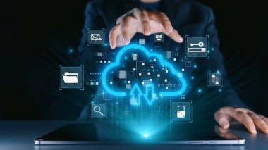 Yeniliği vurgulayan parlak teknolojik bir ortamda dijital bulut hesaplama, veri transferi ve güvenlik sembollerinin gelecekteki bir temsili. Dörtgen