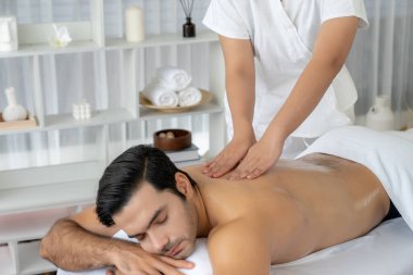 Kafkas erkek müşteri stres önleyici spa masajının keyfini çıkarıyor ve lüks otel veya oteldeki gündüz açık hava ortamında güzellik derisi eğlencesi ile şımartıyor. Sessiz.