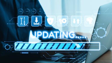 Bilgisayarda güncel arayüz ve dijital simgelerle yazı yazan ellerin yakın çekim görüntüsü. Bu görüntü teknolojiyi, iş süreçlerini ve modern çalışma dinamiklerini temsil eder. Dörtgen