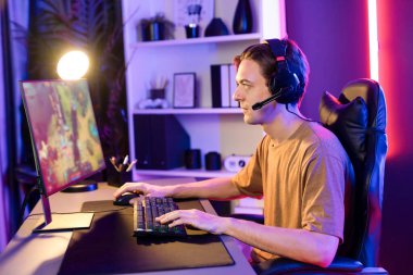 Sunucu kanalı bilgisayar ekranında muptiplayer 'larla Moba' yı oynayan ya da savaş alanında yalnız olan akıllı oyun flaması odaklı. Esport neon dijital ışık odasından canlı yayın yapıyor. Bireysel.