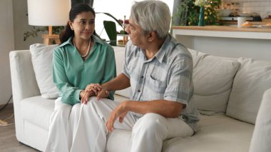 Stresli üst düzey yönetici günlük kıyafetleriyle baş ağrısı çekerken karısı da elini tutarak ona destek oluyor. Büyükannem ilgilenirken büyükbabamın çalışma sorunu vardı. Myrmidon.