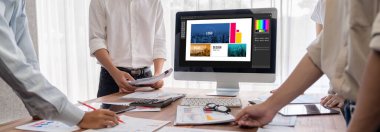 Web sayfasının modern tasarımı ve bilgisayar ekranında gösterilen ticari canlı reklamlar için grafiksel tasarımcı yazılımı