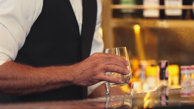 Yakından bir barmen, taze gazlı gazlı dokuları bir bardak içeceğe dönüştürerek müşterilere içecek tezgahı lüks barında hoş geldin tebrikleri sunuyor. Vinosity.