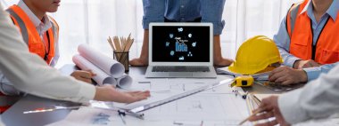 Maliyet düşüşü, bilgisayar ekranında görülen maliyet tasarrufu kavramı, kurumsal işletmeler gereksiz harcamaların azaltılması yoluyla maliyet ve şirket kaynaklarını etkili bir şekilde tasarruf eder