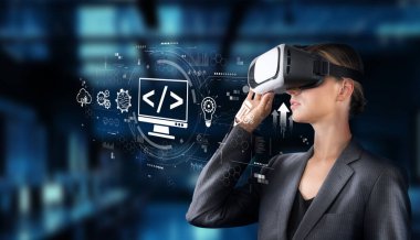 Sanal gerçeklik kulaklığı takan profesyonel bir kadın dijital grafiklerle çevrili web geliştirme ve kodlamayla meşgul oluyor. Bu görüntü teknolojideki yeniliği ve verimliliği yakalar. XDMCP