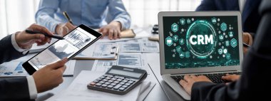 İş zekası ve veri analizi kavramı. Analizci ekibi laptop ekranında finansal veri analizi üzerinde çalışıyor. Etkili iş stratejik planlama için pazarlama göstergesi olarak. İçgörü