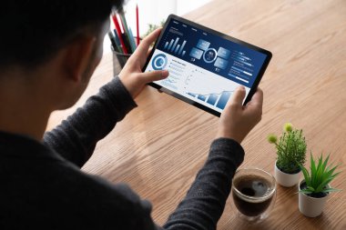 İş veri paneli, pazarlama stratejisi planlaması için iş zekası analizi sunar. Müşteri taleplerini analiz etmek ve iş dünyasının geleceğini önceden görmek için büyük veriler sunulur.