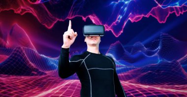 Cüppeli ve soyut arka planda duran Asyalı zeki bir adam. Uzman oyuncu metaevrene giriş yaparken arttırılmış gerçeklik kulaklığı takıyor ve video oyunu oynuyor. Yaratıcılık.