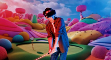 Metaverse 'te golf oynarken VR gözlük takan yetenekli bir oyuncu ya da mor gökyüzü olan golf sahası. Simülasyon dünyasına girerken spor yapan çekici bir golfçü ya da sporcu. Yaratıcılık.