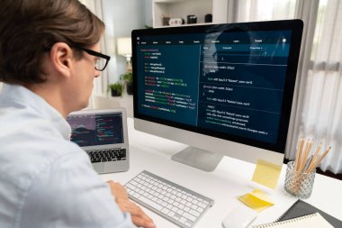 Güncellenmiş sürüm uygulama projesi denemesi ile ilgili kodlama programı ile pc align çalışma dizüstü bilgisayarı üzerinde çalışan çevrimiçi yazılım geliştirme bilgilerine bakan IT geliştiricisi yeni bir kod genel sistemi yaratıyor. Bireysel.