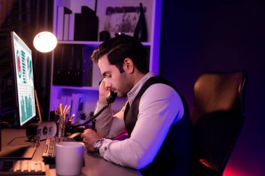 Akıllı iş adamı, telefon masasındaki ortağını ya da yatırımcıyı arıyor, hedef pazar veritabanı üzerinde tartışıyor, satış kanalı disiplinlerini analiz etmek için Neon Dark Light Room 'daki ürün servisini inceliyor. Tahmin et..