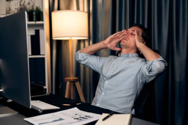 Dinamik veritabanı pazarlama analizi ile PC ekranındaki iş paragrafını araştıran stresli finansal analistin gece vakti modern ev ofisinde aylık rapor hazırlamasını düşünüyorum. Bireysel.